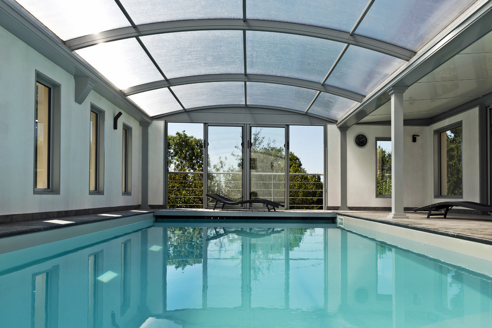 Foto di una grande piscina coperta contemporanea rettangolare con una dépendance a bordo piscina
