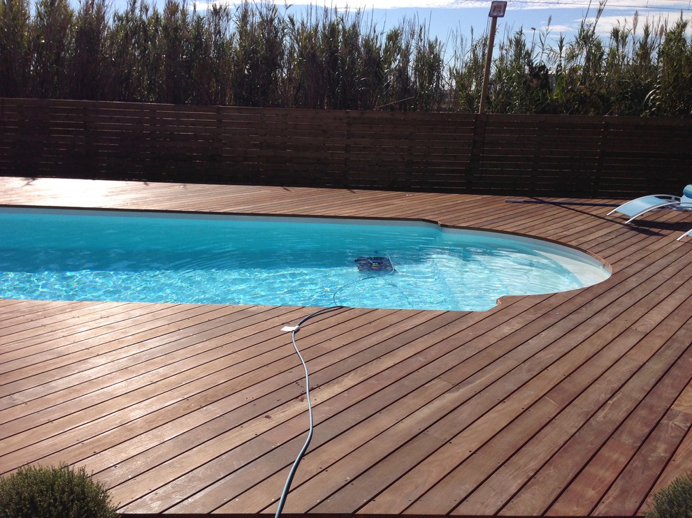 Foto di una grande piscina minimalista con pedane