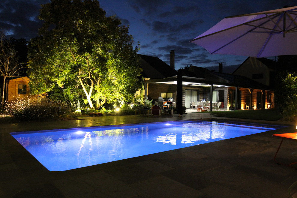 Cette photo montre une piscine tendance de taille moyenne et rectangle.