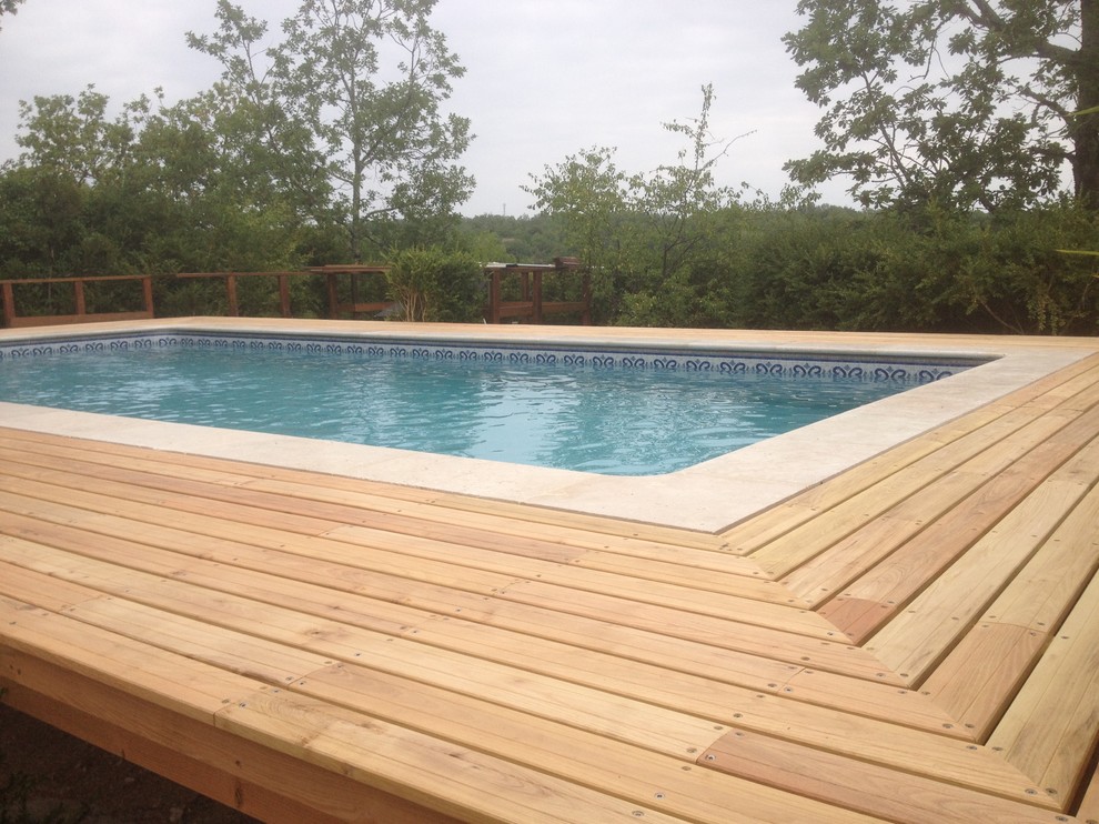 Ejemplo de piscina elevada moderna pequeña rectangular en patio delantero con entablado