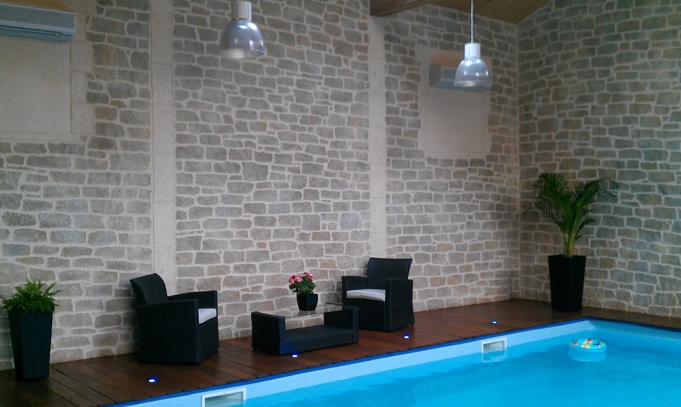 Foto di una piscina coperta minimalista rettangolare con pedane
