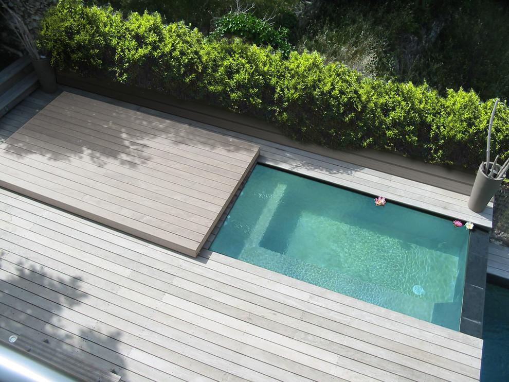 Idee per una piccola piscina a sfioro infinito contemporanea rettangolare in cortile con una vasca idromassaggio e pedane
