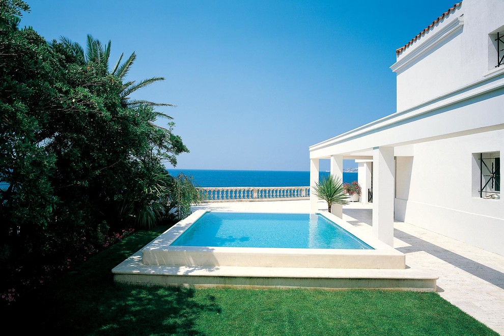 Идея дизайна: наземный, прямоугольный бассейн среднего размера в средиземноморском стиле