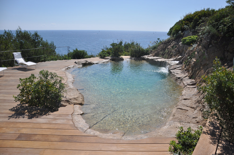 This is an example of a mediterranean swimming pool in Marseille.