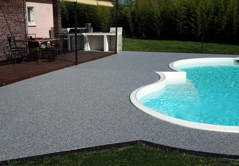 Plage de piscine moderne Pool Other by Résineo Houzz