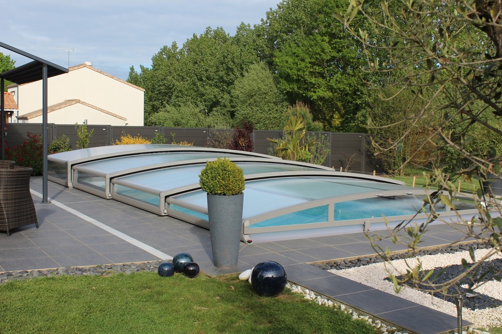 Cette photo montre une piscine moderne de taille moyenne et rectangle.