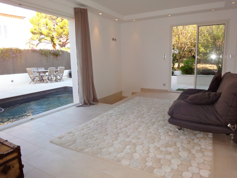 Imagen de piscina con fuente natural contemporánea de tamaño medio rectangular en patio lateral con adoquines de piedra natural