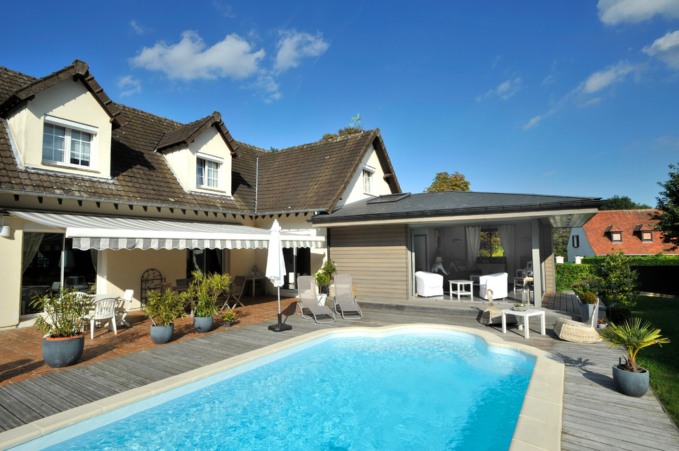 Mittelgroßer Klassischer Pool hinter dem Haus in individueller Form mit Dielen in Reims