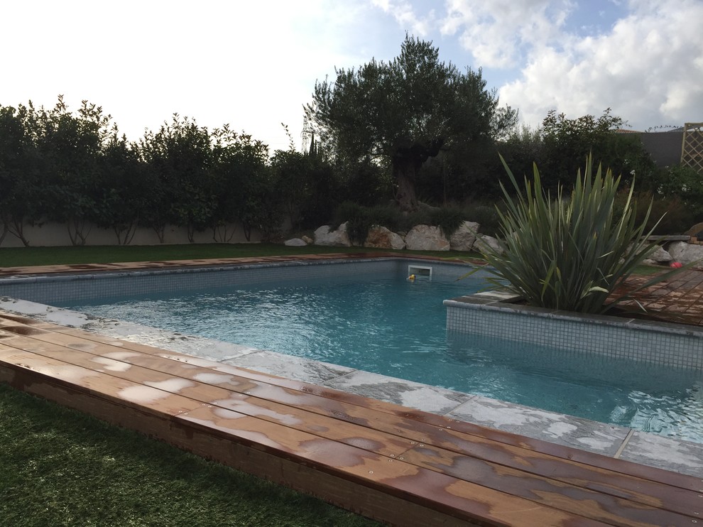 Идея дизайна: маленький спортивный, угловой бассейн на заднем дворе в средиземноморском стиле для на участке и в саду