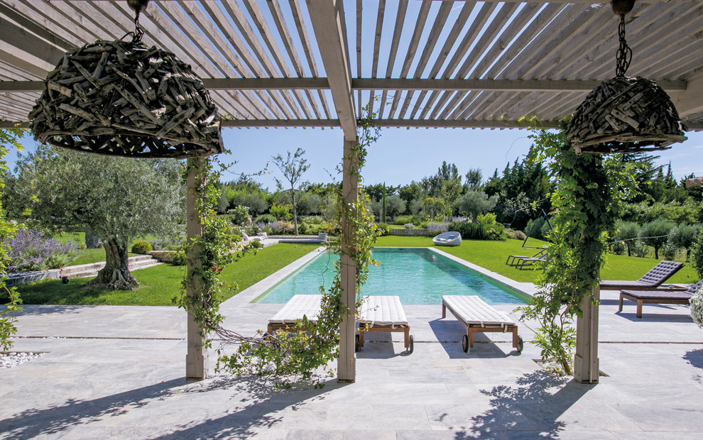 Пример оригинального дизайна: огромный прямоугольный бассейн на заднем дворе в стиле кантри с покрытием из плитки