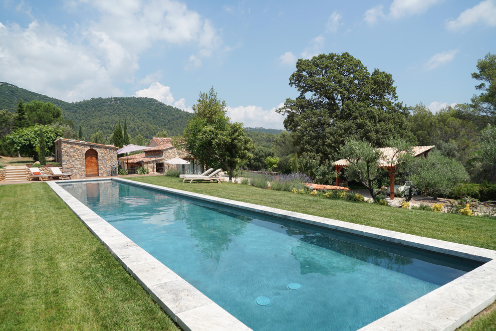 Foto de piscina alargada mediterránea rectangular