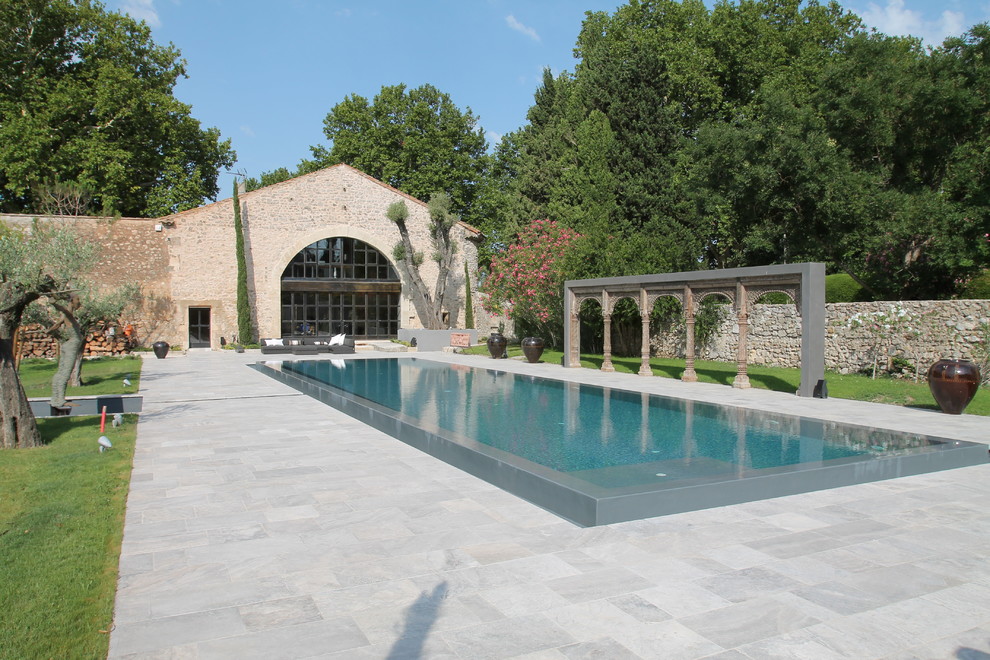 Immagine di una grande piscina monocorsia moderna rettangolare