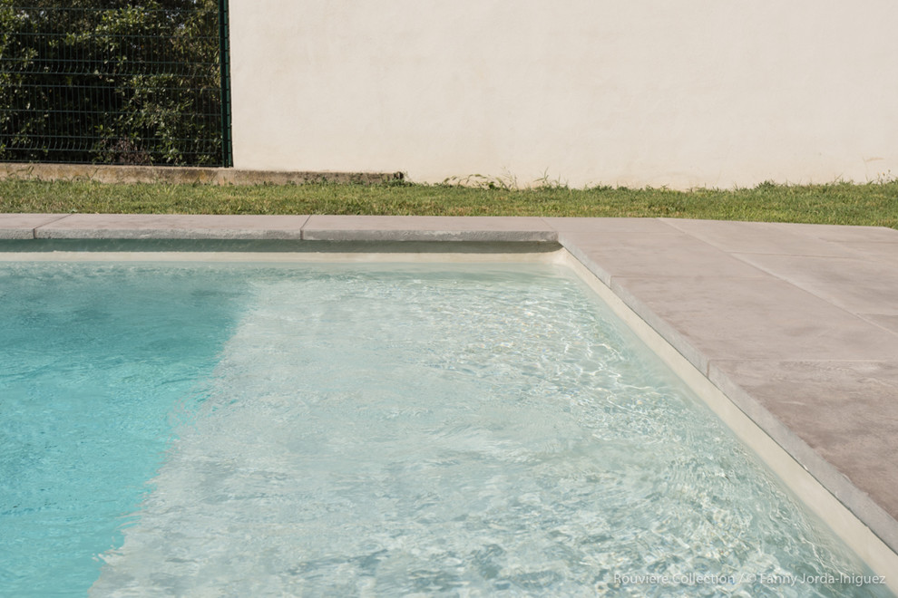 Inspiration pour une piscine design rectangle avec du carrelage.