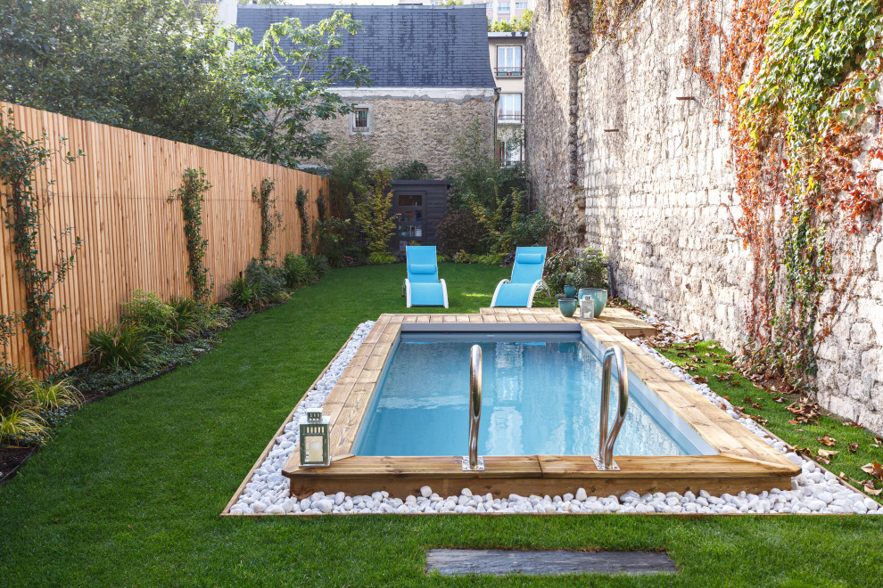 Пример оригинального дизайна: маленький естественный, прямоугольный бассейн на заднем дворе в современном стиле с настилом для на участке и в саду