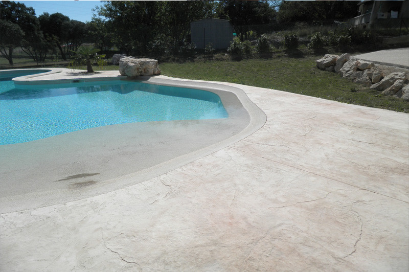 Свежая идея для дизайна: бассейн в современном стиле с покрытием из бетонных плит - отличное фото интерьера