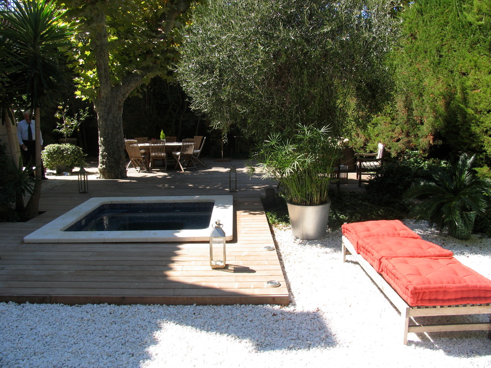 Idée de décoration pour une petite piscine hors-sol nordique sur mesure avec une terrasse en bois et un bain bouillonnant.