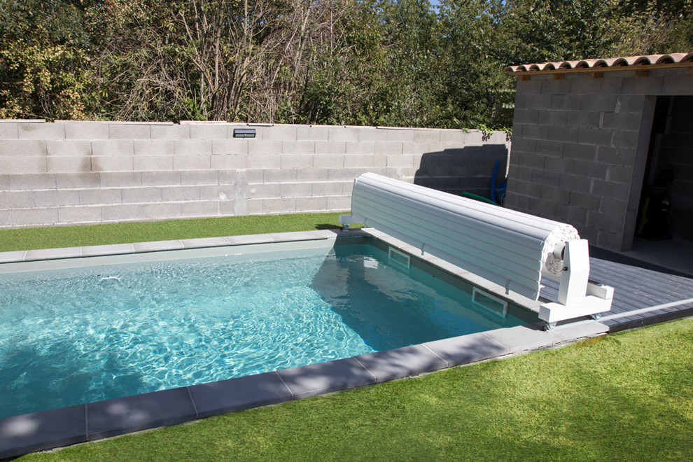 На фото: прямоугольный бассейн среднего размера в современном стиле с домиком у бассейна и покрытием из бетонных плит