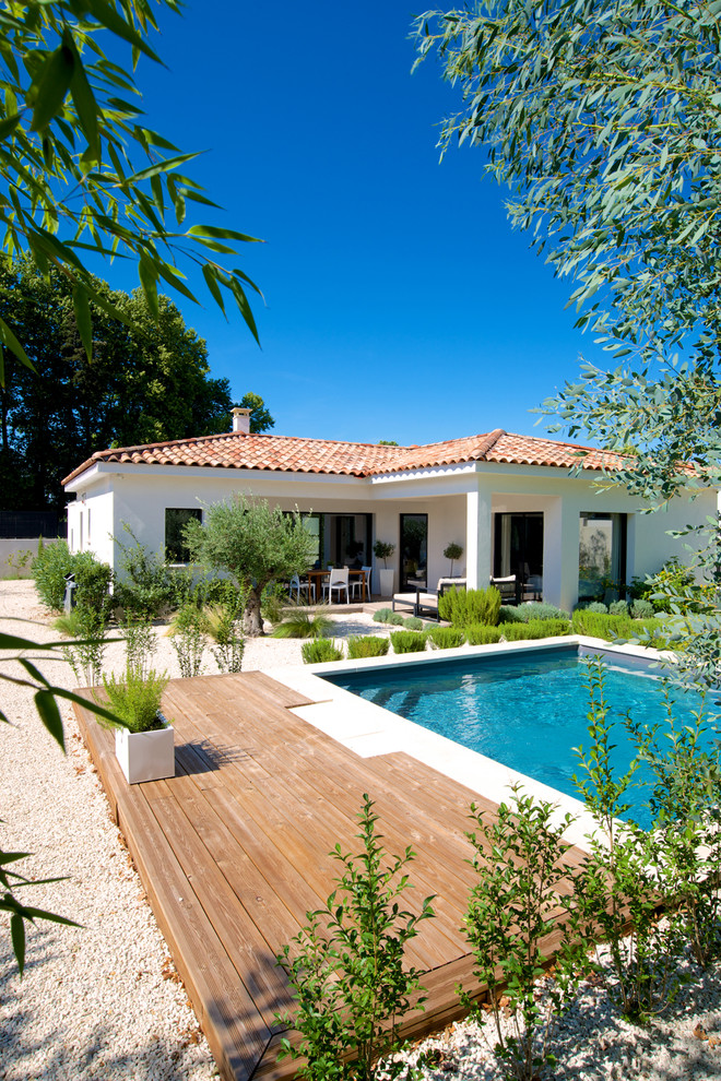 Imagen de piscina alargada mediterránea de tamaño medio rectangular en patio trasero