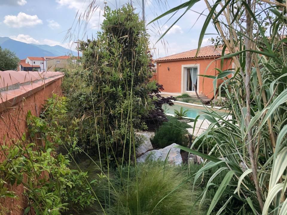 Immagine di una piscina naturale mediterranea personalizzata di medie dimensioni e dietro casa con pedane
