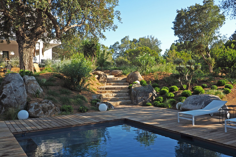 Idee per una piscina monocorsia minimalista rettangolare di medie dimensioni e dietro casa con pedane