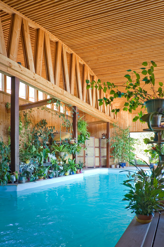 Exemple d'un Abris de piscine et pool houses tendance de taille moyenne et rectangle avec une terrasse en bois.