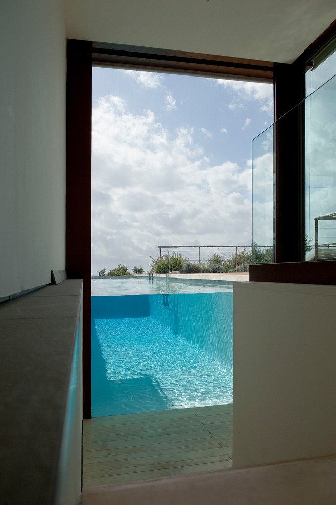 Inspiration for a contemporary pool remodel in Marseille