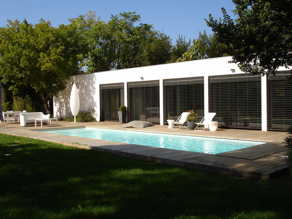 Mittelgroßer Moderner Pool hinter dem Haus in rechteckiger Form mit Dielen in Montpellier