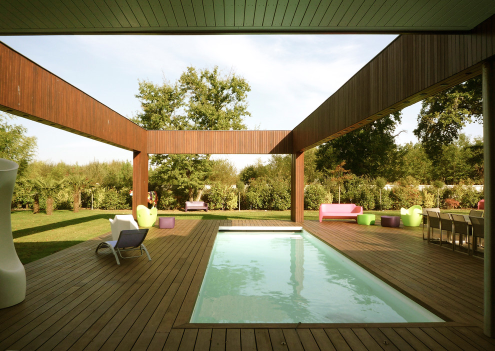 Cette photo montre un couloir de nage arrière méditerranéen rectangle et de taille moyenne avec une terrasse en bois.