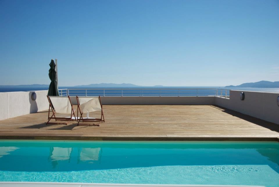 Ejemplo de piscina alargada moderna grande rectangular en azotea con entablado