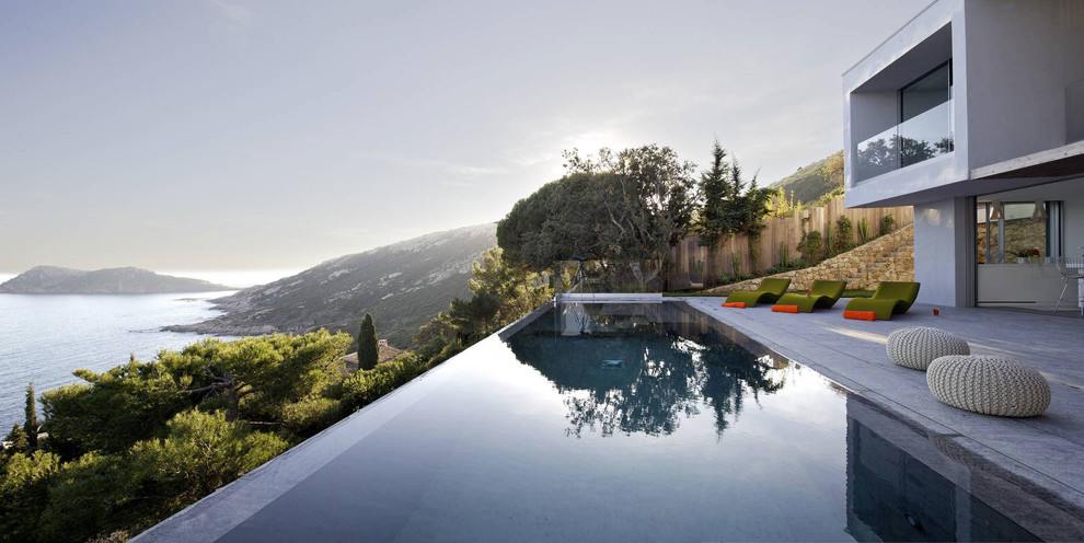 Diseño de piscina alargada actual grande rectangular en patio trasero