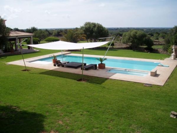 Ejemplo de casa de la piscina y piscina alargada tradicional renovada de tamaño medio rectangular