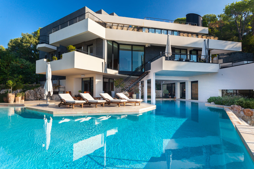 Expansive contemporary back custom shaped swimming pool in Nice.