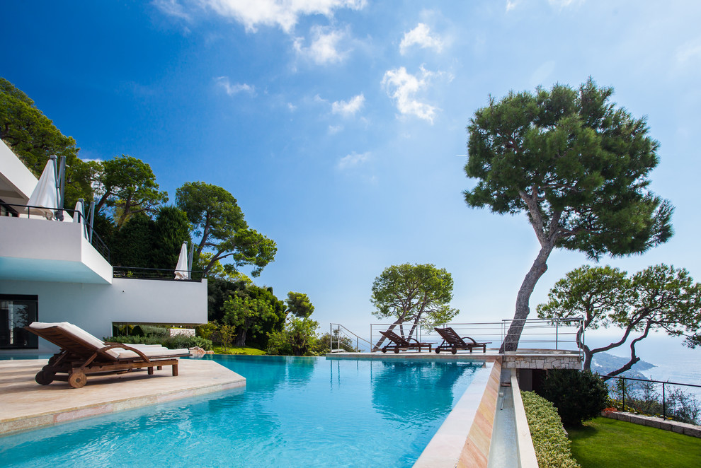 Großer Moderner Pool hinter dem Haus in individueller Form in Nizza