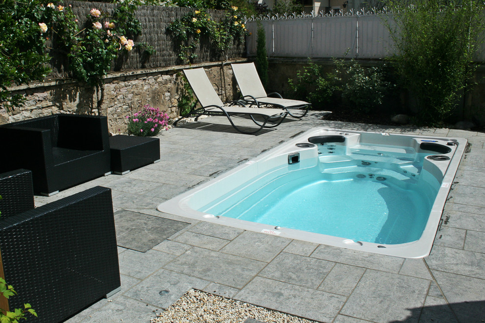 Источник вдохновения для домашнего уюта: прямоугольный бассейн среднего размера в стиле модернизм с джакузи и покрытием из плитки