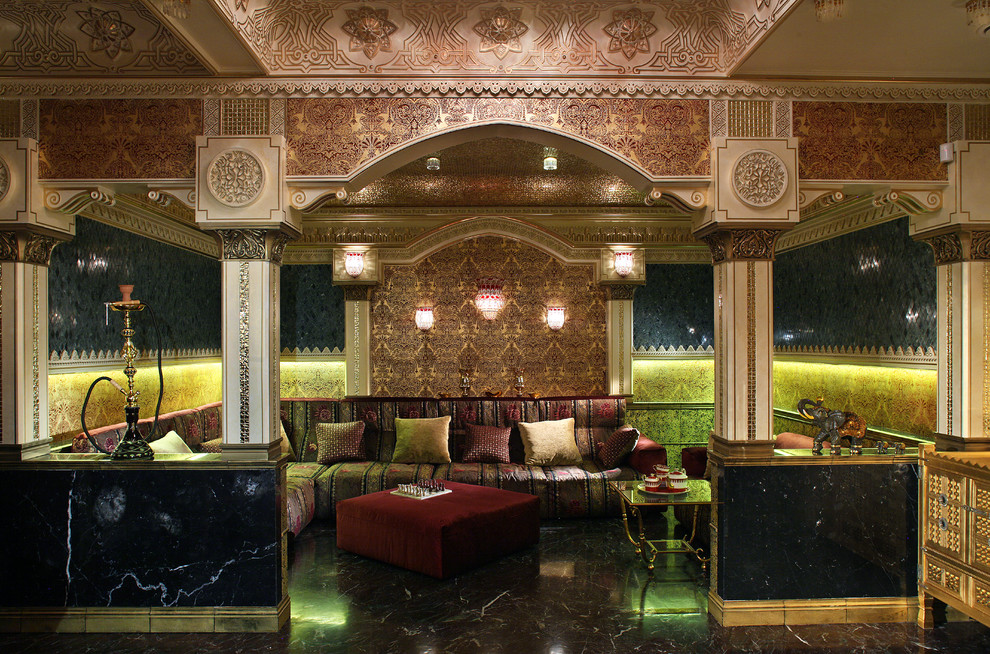 Esempio di una grande taverna boho chic con pareti multicolore, pavimento in marmo e pavimento nero