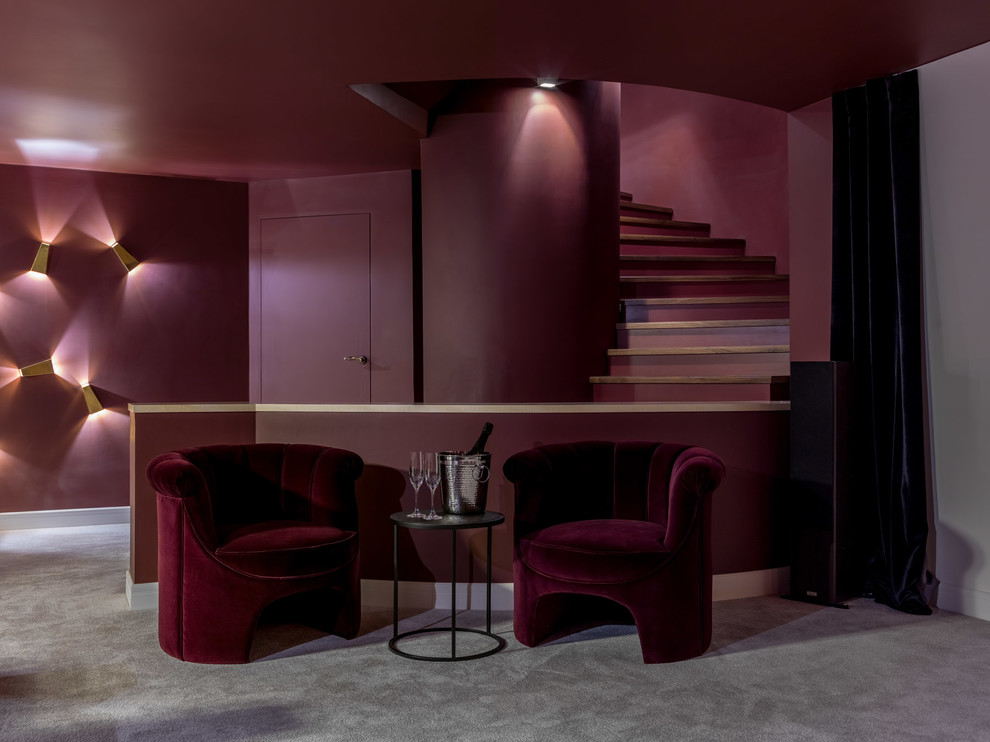 Réalisation d'un salon design avec un mur rouge, moquette et un sol gris.