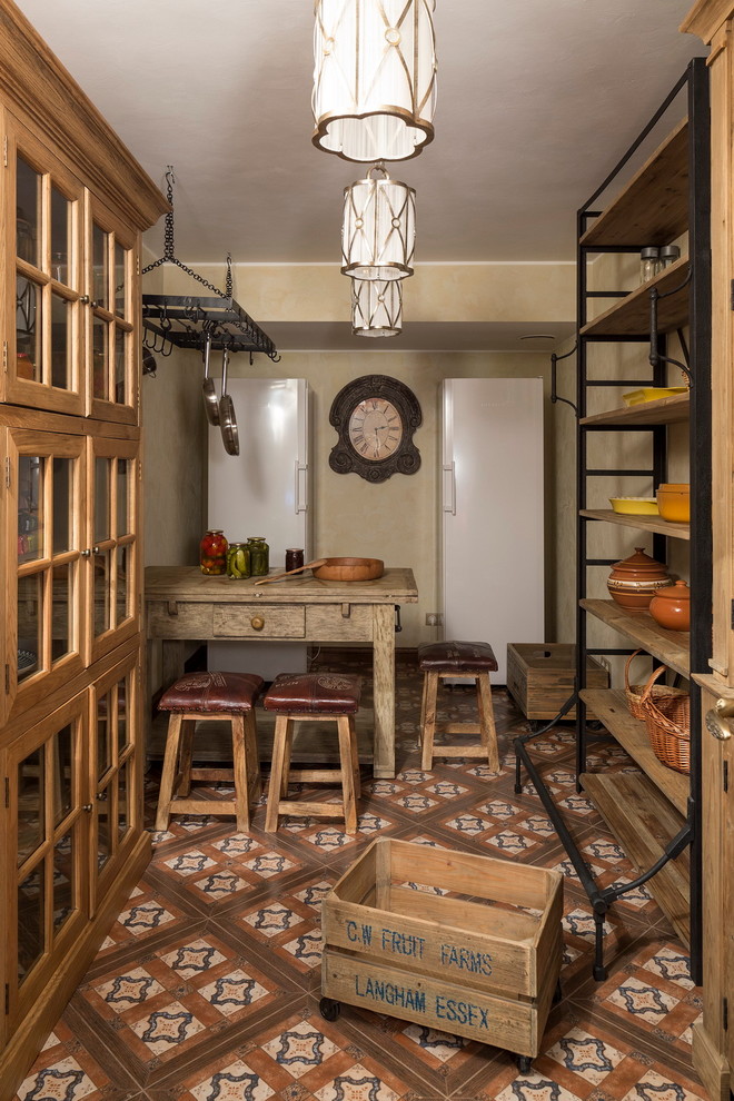 Стильный дизайн: маленькая кухня в стиле рустика с полом из керамической плитки и разноцветным полом для на участке и в саду - последний тренд
