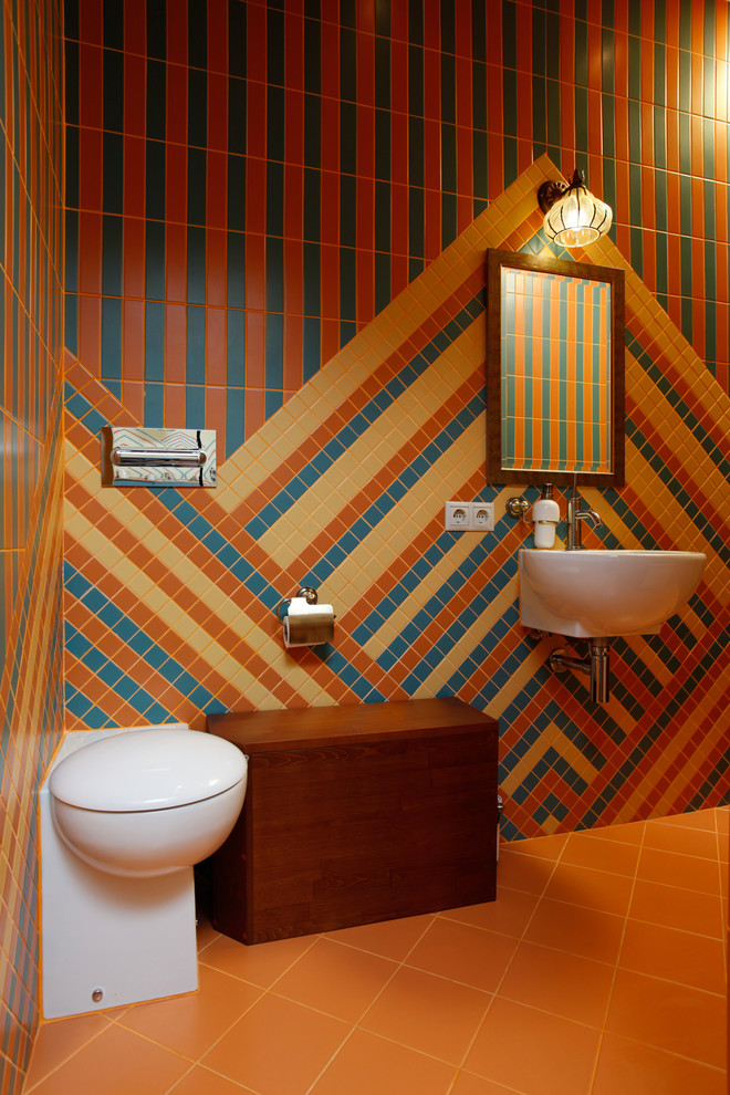 Idee per una piccola taverna etnica interrata con pareti multicolore, pavimento con piastrelle in ceramica e pavimento arancione