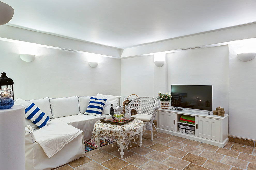 Пример оригинального дизайна: гостиная комната в морском стиле с белыми стенами и коричневым полом без камина
