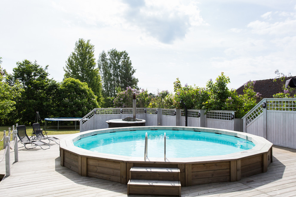 Pool - mid-sized traditional round aboveground pool idea in Stockholm