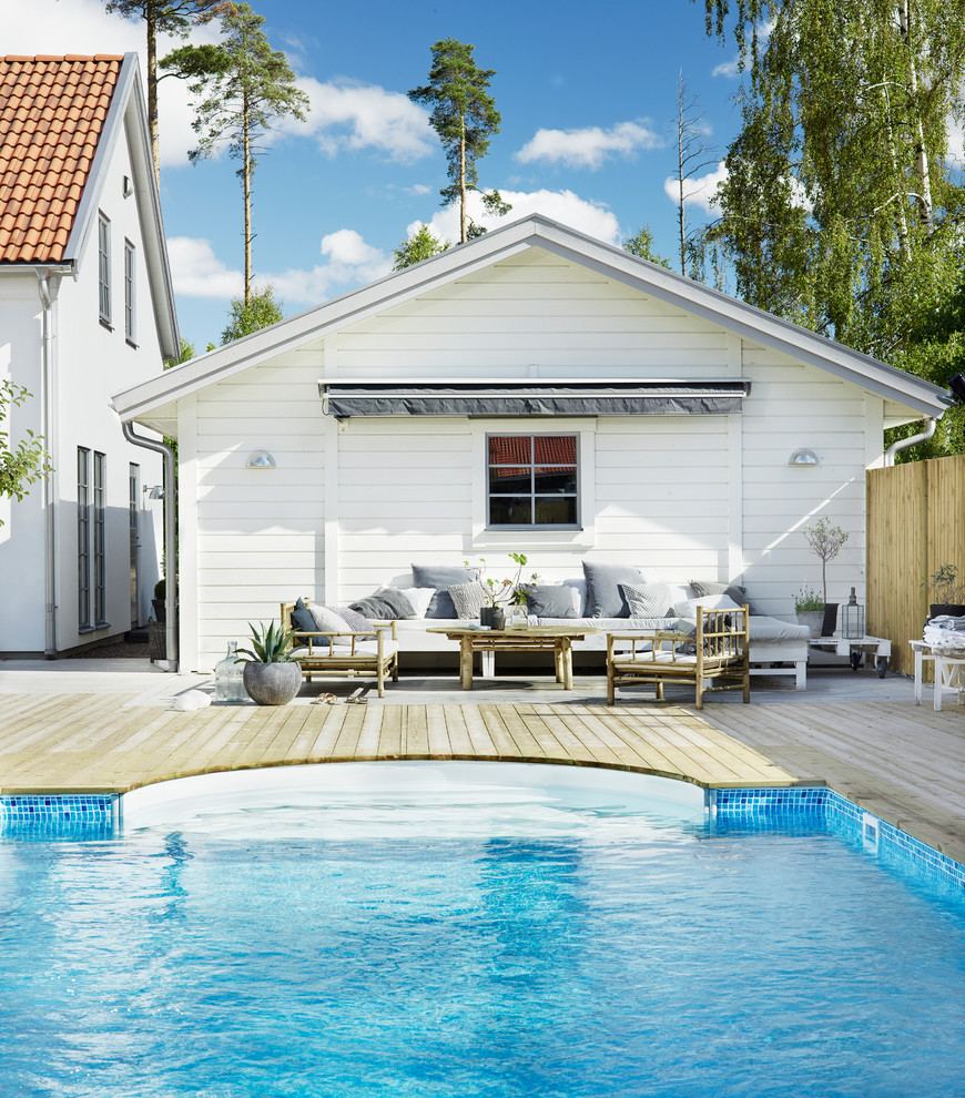 マルメにある北欧スタイルのおしゃれな裏庭プールの写真