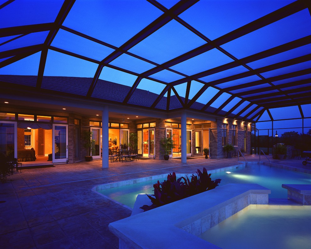 Стильный дизайн: большой бассейн произвольной формы в доме в стиле неоклассика (современная классика) с покрытием из плитки - последний тренд