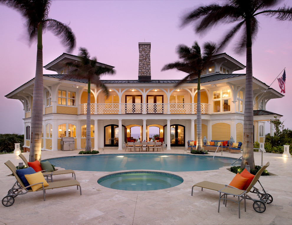 Inspiration för en tropisk rund pool på baksidan av huset