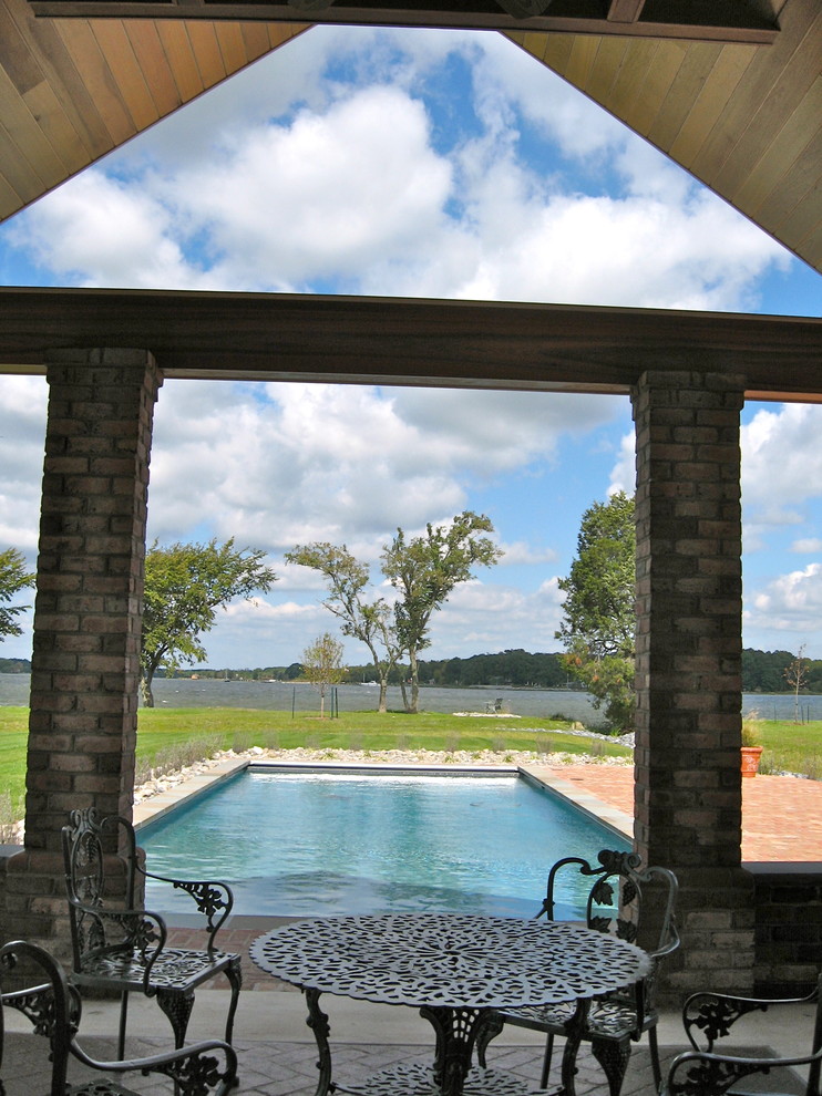 Foto de casa de la piscina y piscina alargada tradicional renovada de tamaño medio rectangular en patio trasero con adoquines de ladrillo