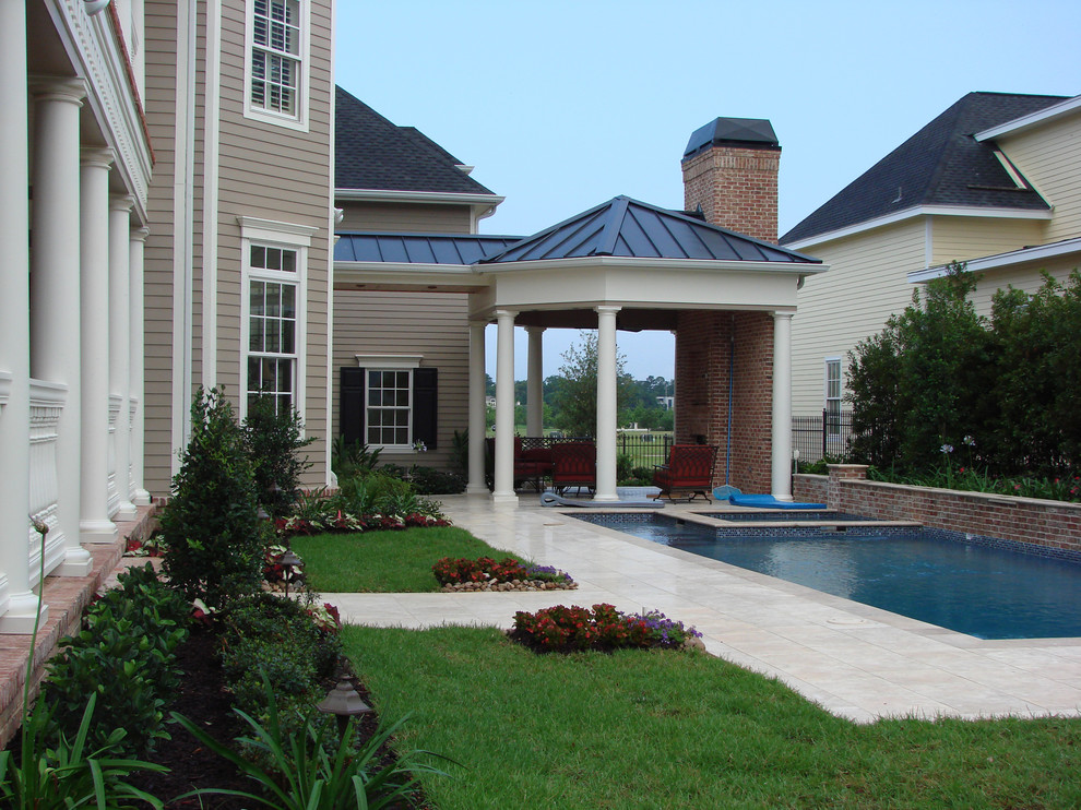 Diseño de piscinas y jacuzzis clásicos rectangulares en patio lateral