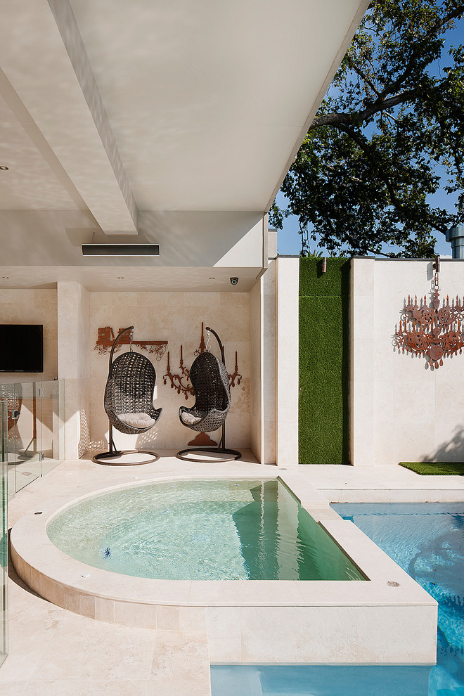 Свежая идея для дизайна: бассейн в стиле неоклассика (современная классика) с джакузи - отличное фото интерьера