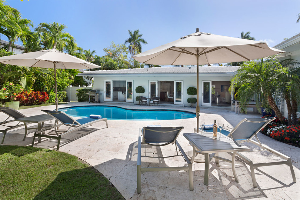Immagine di una piscina naturale minimal a "C" di medie dimensioni e dietro casa con cemento stampato