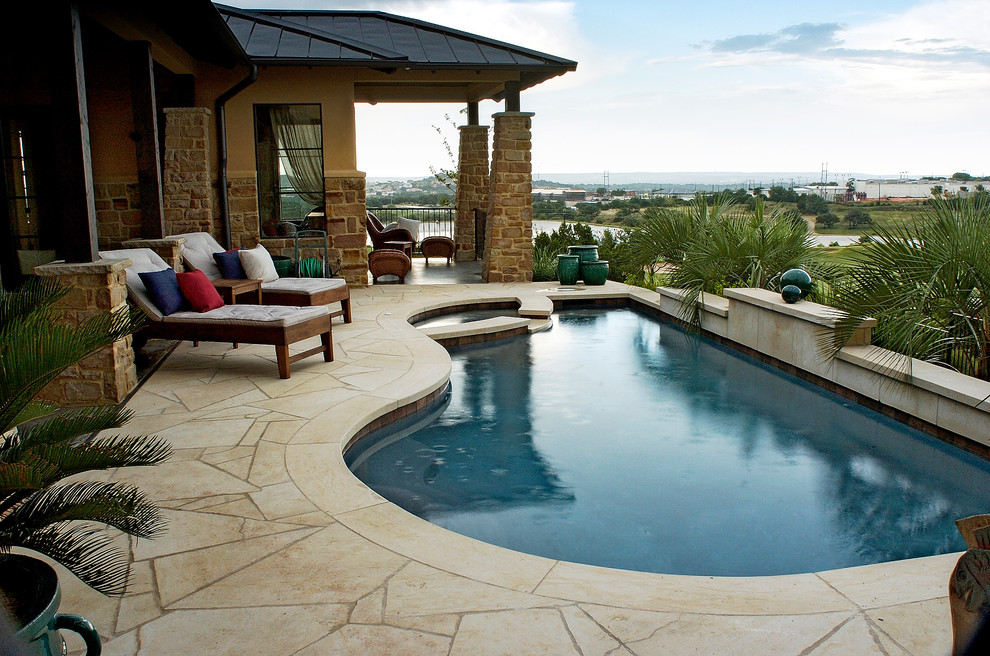 Exempel på en liten modern anpassad pool på baksidan av huset, med spabad och naturstensplattor