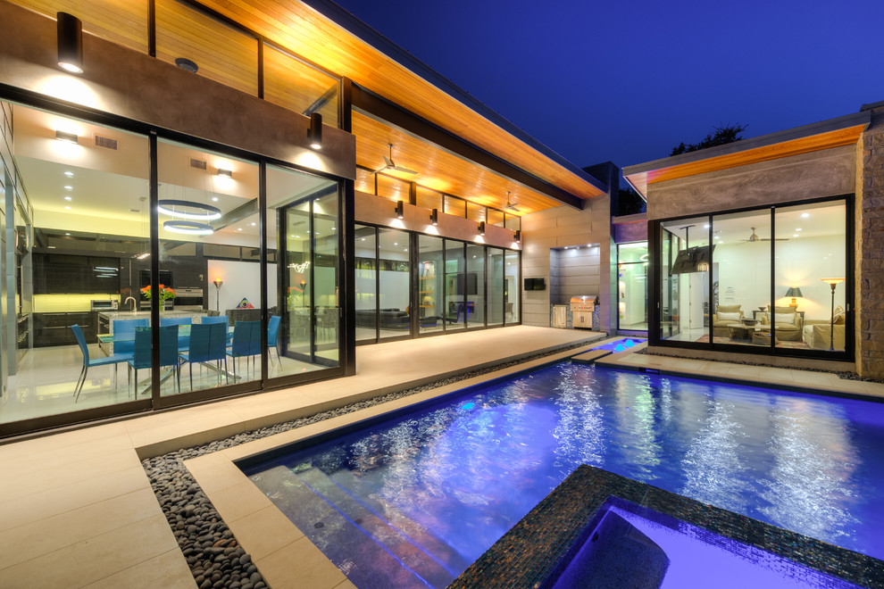 Mittelgroßer Moderner Whirlpool hinter dem Haus in individueller Form mit Betonboden in Austin