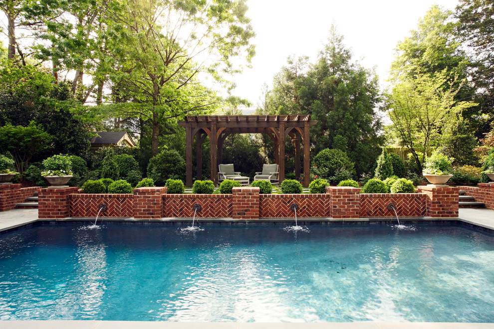 Klassischer Pool in rechteckiger Form mit Wasserspiel in Richmond